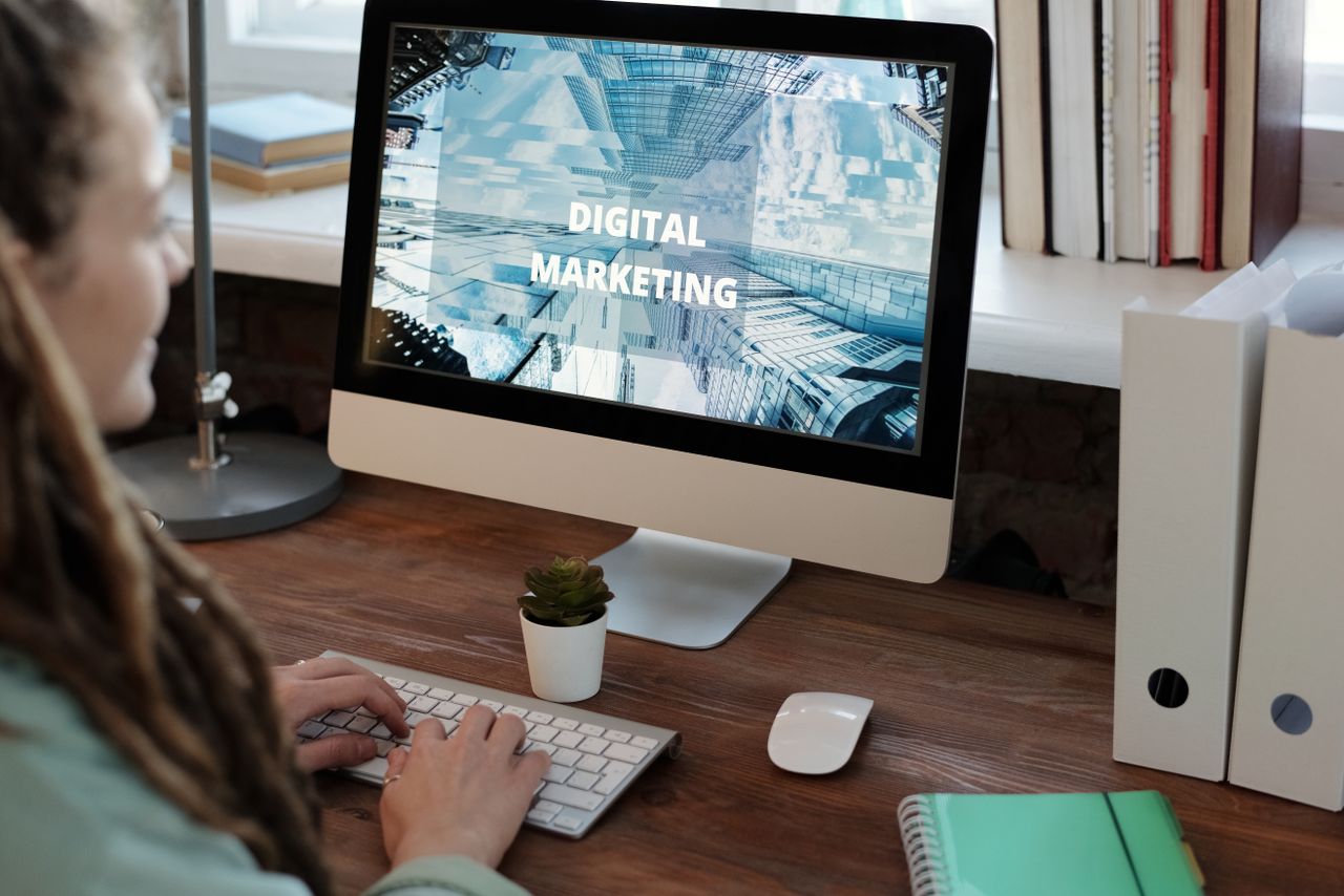 Detailní záběr ženy pracující na projektu digitálního marketingu v domácí kanceláři.